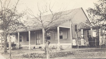 photo of original school ca. 1905-10 with students
